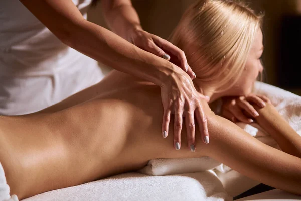 Kvinna som har massage i moderna hälsocenter — Stockfoto