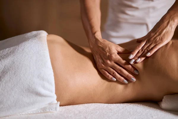 Charmig kvinna med massage i spa salong — Stockfoto