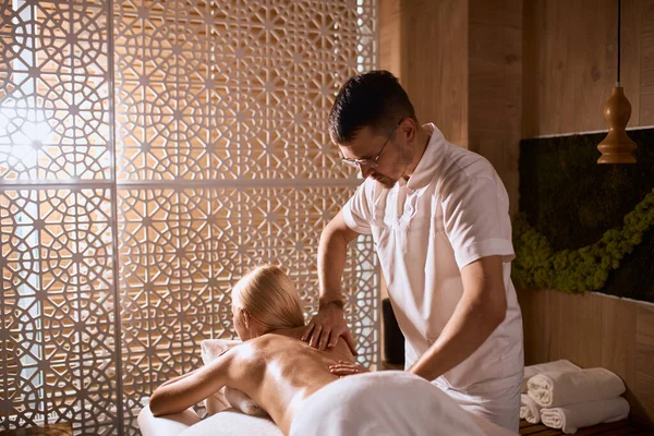 Man masseur doen hand massage — Stockfoto