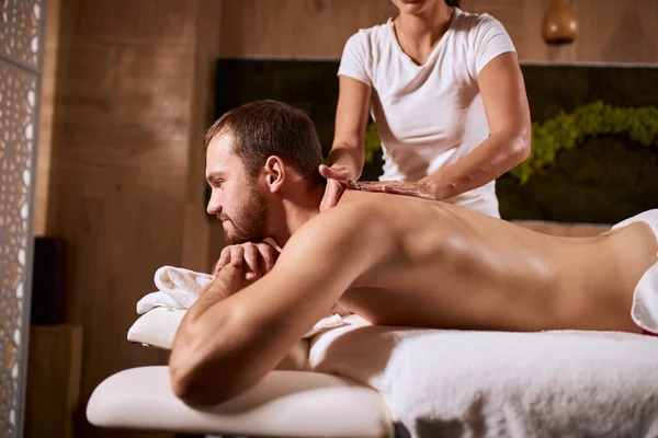 Przystojny mężczyzna relaks na stół do masażu — Zdjęcie stockowe