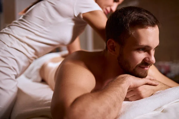 Knappe man ontspannen op massagetafel — Stockfoto