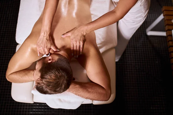 Homem tem massagem profunda no tecido nas costas — Fotografia de Stock