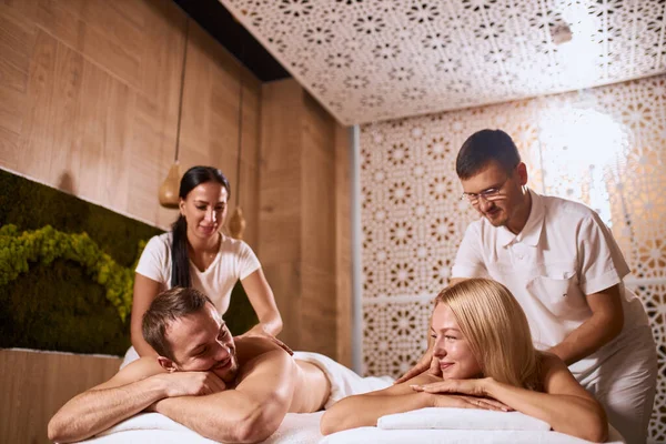 Piękna para relaks w centrum spa masażu — Zdjęcie stockowe
