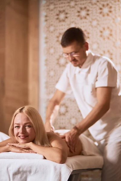 Belo casal relaxante com massagem de mãos no spa de beleza — Fotografia de Stock