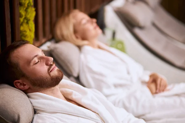 Bonita esposa e marido descansando após a massagem — Fotografia de Stock