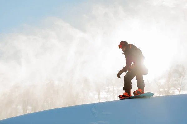 Comece a posar no snowboard. o homem começa a discend — Fotografia de Stock