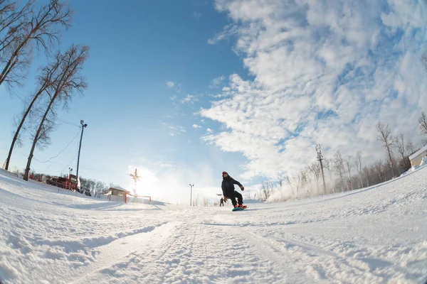 Macho é snowboard na encosta freeride — Fotografia de Stock
