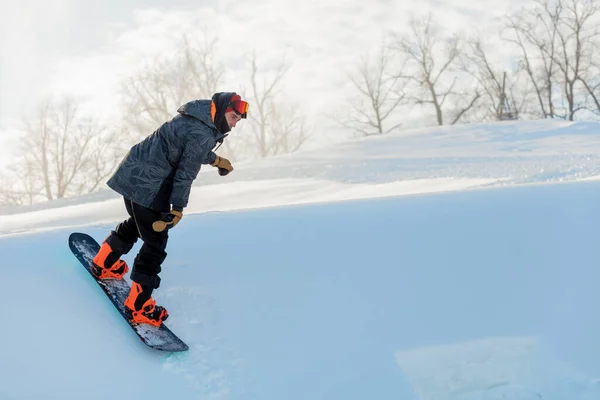 경험있는 스포츠맨 야외 스케이트보드 타기를 즐기다 — 스톡 사진
