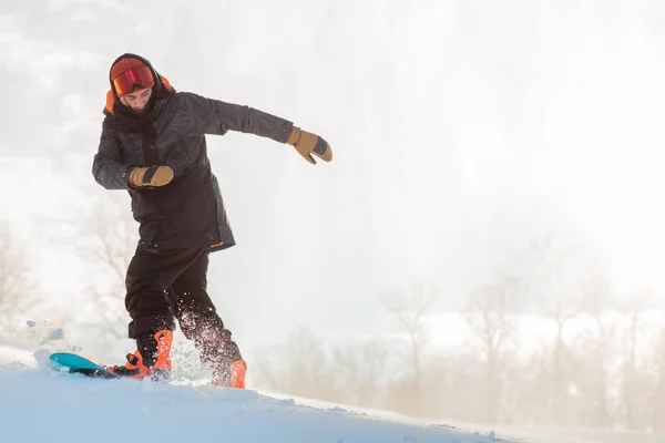 Den tiggande snowboardåkaren. kopieringsutrymme — Stockfoto