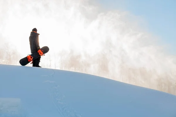 Jongeman staat op de top van de berg en geniet van het prachtige landschap — Stockfoto