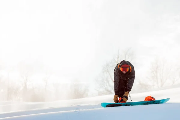 Snowboarder colocar botas de snowboard antes da competição — Fotografia de Stock