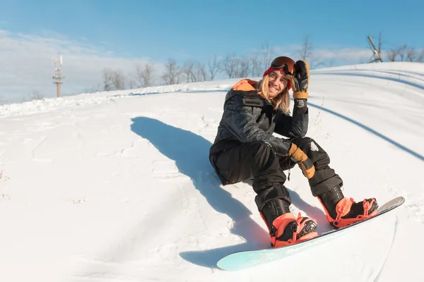 Cara bonito positivo fazendo uma pausa após snowboard — Fotografia de Stock