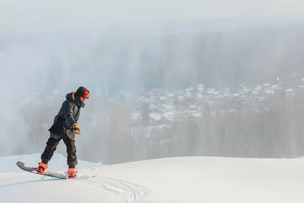 Eenvoudige snowboardtruc. kopieer ruimte. volledige lengte foto — Stockfoto