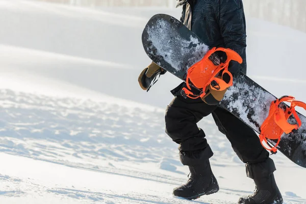 Walvisachtige snowboarder op pisten van skigebied — Stockfoto