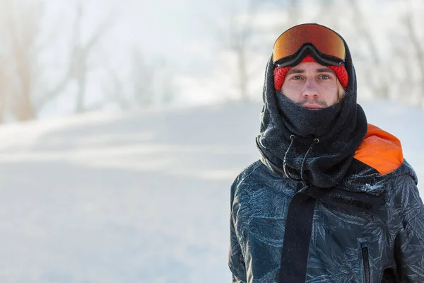 Ung stilig man bär skidmask och sport jacka loking vid kameran — Stockfoto