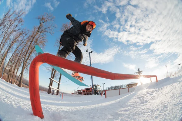 Desportista incrível está realizando acrobacias difíceis com um snowboard — Fotografia de Stock