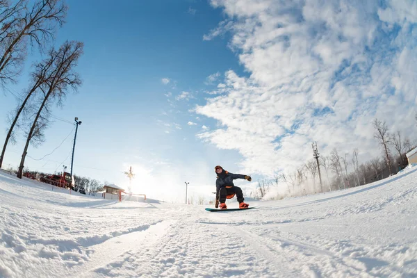 Cara incrível gostando snowboard . — Fotografia de Stock