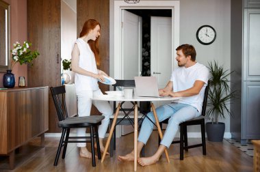 Kadınlar kocalarını işleri sırasında neşelendirmeye çalışırlar.