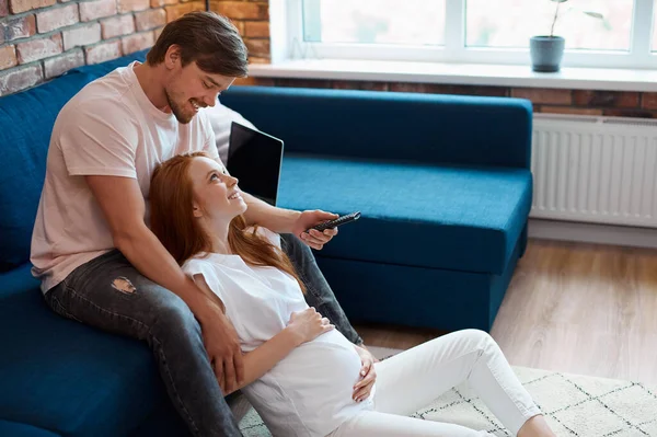 Pareja casada viendo televisión en la sala de estar — Foto de Stock