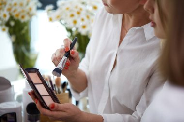 Genç makyöz modellerin yüzüne kızaracak.