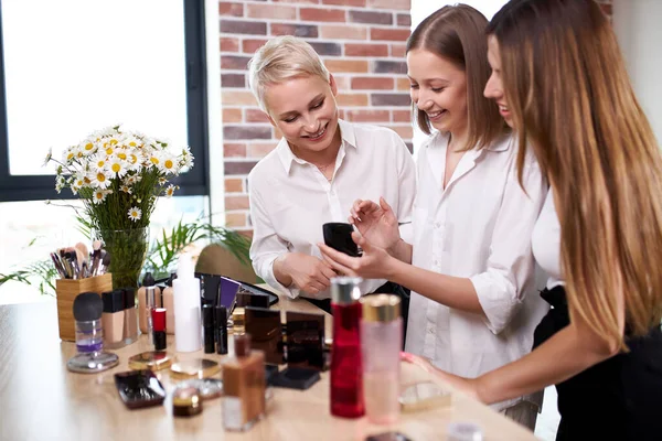 Profesora profesional visagiste capacitando a sus estudiantes para hacer maquillaje — Foto de Stock