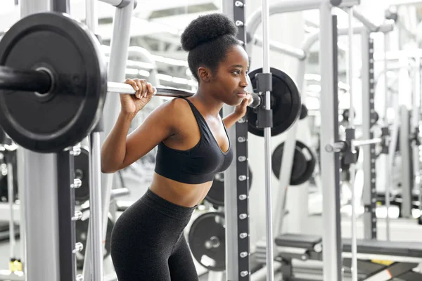 Fitness-Frau mit muskulösem Körper trainiert mit Gewicht — Stockfoto