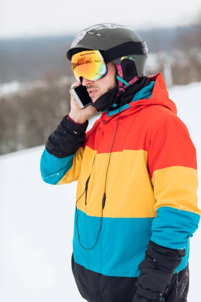 Elegantes homens bonitos falando ao telefone durante as férias de inverno — Fotografia de Stock