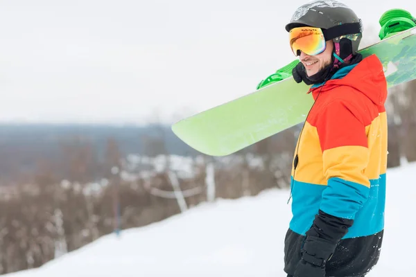 Olumlu ruh hali olan bir adam snowboard yapmaya hazırlanıyor. — Stok fotoğraf