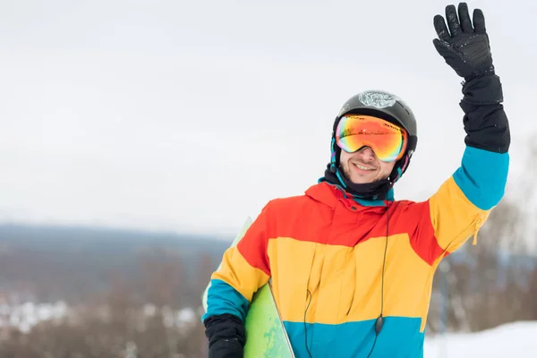 Gülümseyen snowboardcu kameraya bakıyor. — Stok fotoğraf