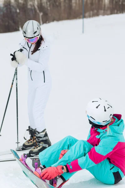 Two awesome girls talking at the ski resort — Stock Photo, Image