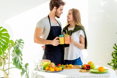 Mutlu çift kadeh tokuşturuyor.