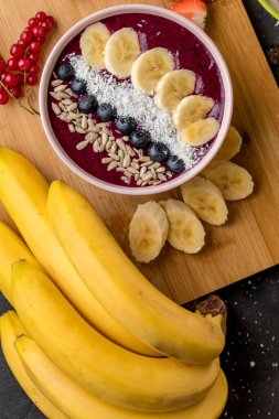 Meyve ve meyvelerden gökkuşağı. Güzellik, sağlık, refah