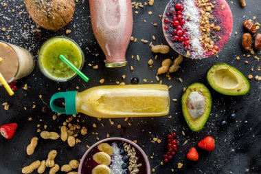 Vejetaryen yemeği. Kadehler ve şişeler içinde çeşitli meyve içecekleri.