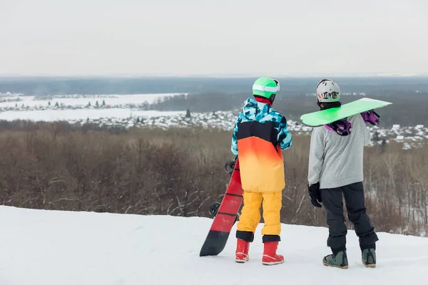 Dois melhores amigos estão conversando enquanto descansam após o snowboard — Fotografia de Stock