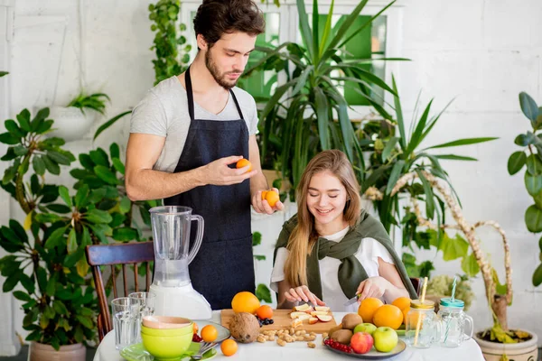 Jeunes personnes positives se préparant pour le Nouvel An, — Photo