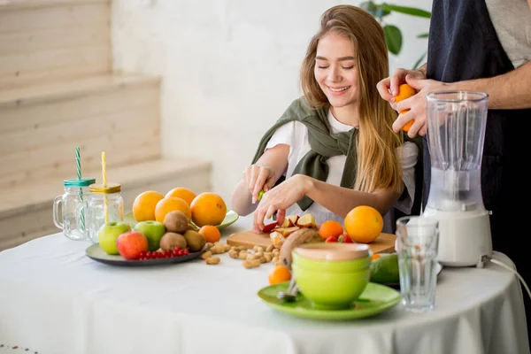 Positiv blond flicka förbereder hälsosam frukost på morgonen — Stockfoto