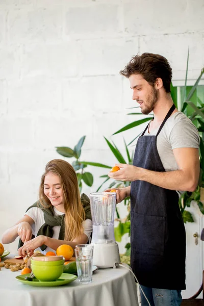 Des jeunes heureux préparent des repas sains à la maison — Photo