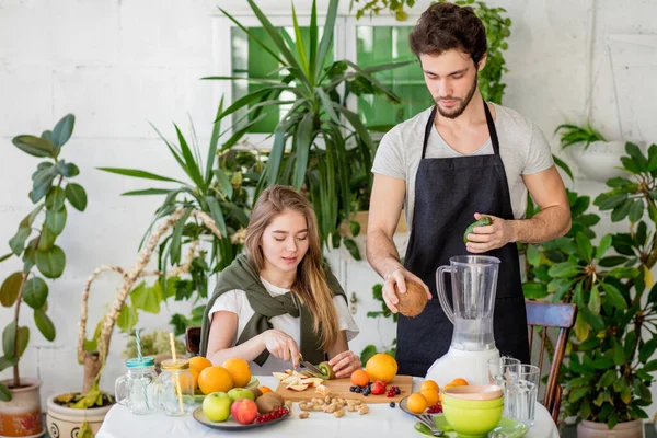 Awesome man väljer fräschare frukter för cocktail — Stockfoto