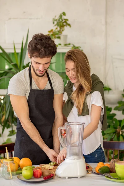 Les jeunes travaillent ensemble — Photo