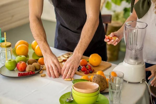 Uomo sta per aggiungere alcune noci per dessert — Foto Stock