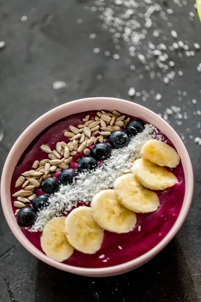 Вкусный фиолетовый йогурт со здоровыми ингредиентами — стоковое фото