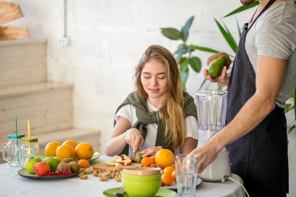 Ung blond flicka deltar i en matlagningstävling — Stockfoto