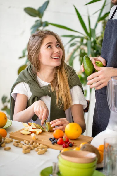 Chica alegre se mantiene en forma y trata de comer alimentos saludables — Foto de Stock