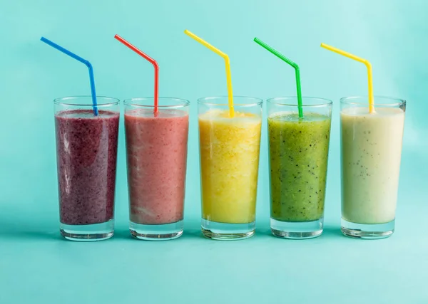 Пять стаканов вкусных напитков из свежих фруктов и овощей — стоковое фото