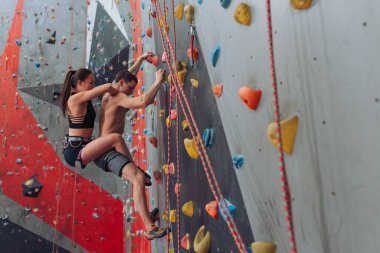 Sportif erkek ve kadın tırmanış yarışmasına katılıyor.