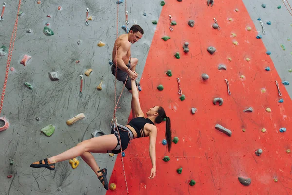 Homem e mulher de boa aparência se divertindo enquanto escalava — Fotografia de Stock