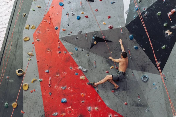 Enthousiaste gars passer son temps de loisir à escalader le mur. — Photo