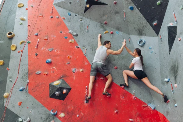 Mujer joven hizo éxito en la pared de escalada. —  Fotos de Stock