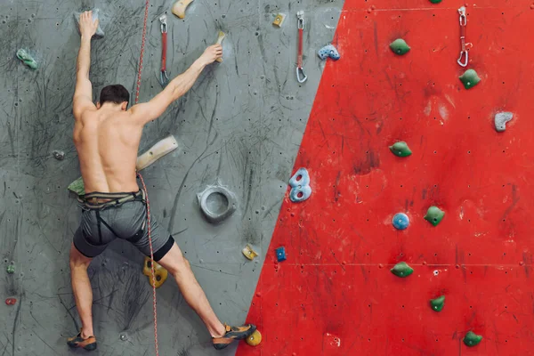 Anak muda mengalami beberapa masalah saat mendaki — Stok Foto