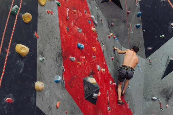 Alpinista qualificado aproveitando o tempo em aulas de escalada — Fotografia de Stock